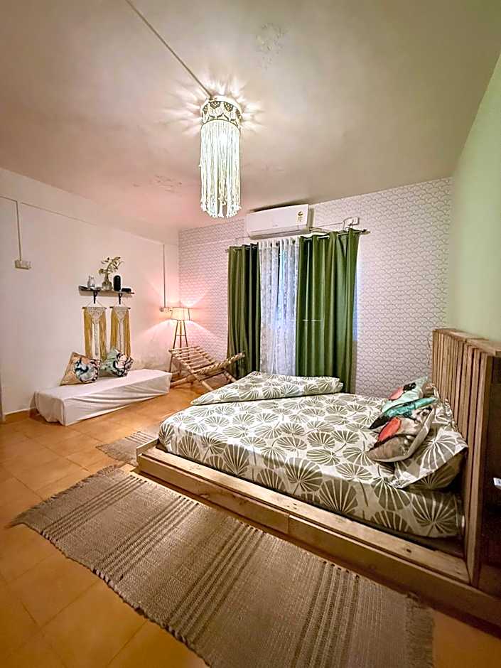 Photo 1 of 7 of 1 Queen Bed