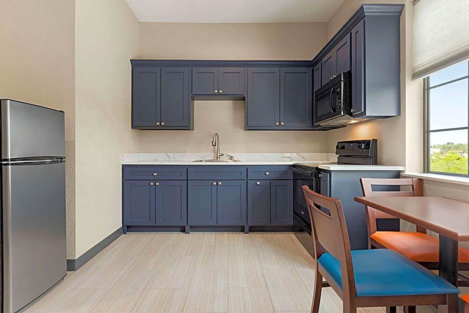 Days Inn & Suites by Wyndham Greater Tomball