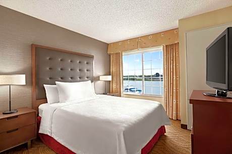 Queen Suite with Waterfront View - Non-Smoking