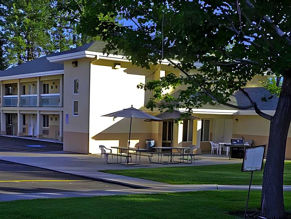 Shasta Pines Motel & Suites