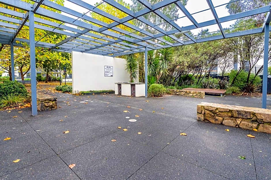 Gateway Apt in Kingston Central - Hosted by Canstay