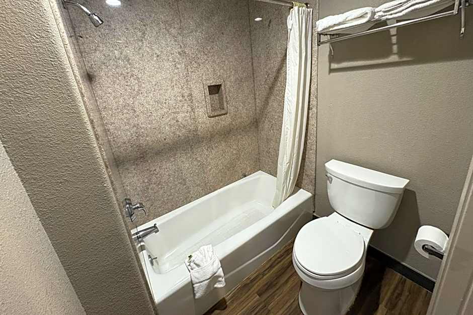 Regency Inn & Suites By Capital O Houston IAH Airport