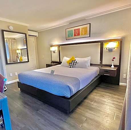 Deluxe King Room - Non-Smoking
