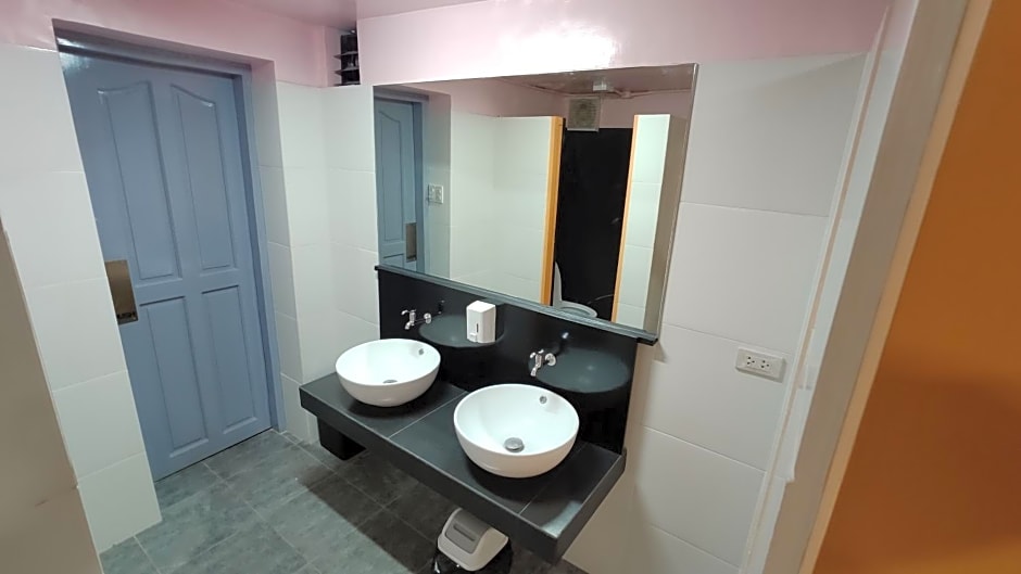 Nomad's Hub - Best Value Co-living Hostel