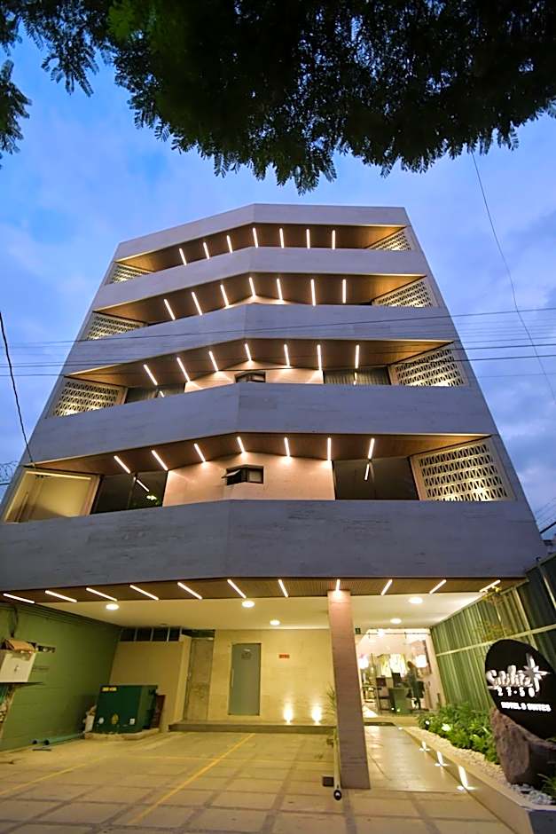 Expo Satelite 2750 Hotel & Suites