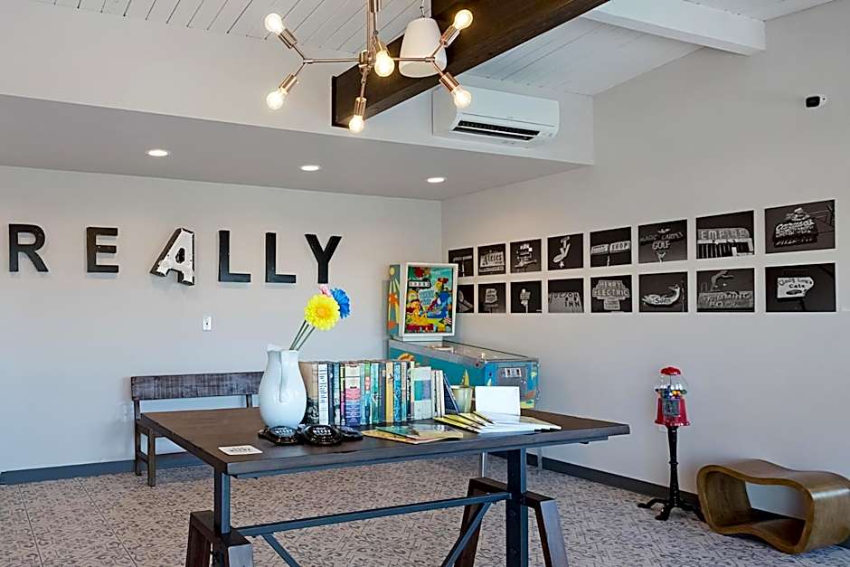 Hotel McCoy - Art, Coffee, Beer, Wine