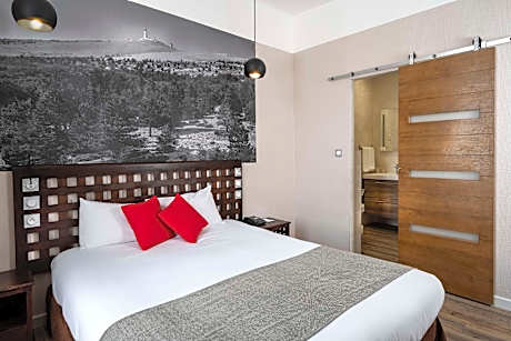 1 Queen Bed, Nonsmoking, Classic Room, Small Room, City View