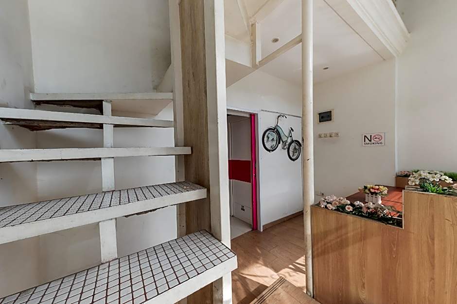 Kiara Cozy Kircon Hostel By RedDoorz – Bandung, KY