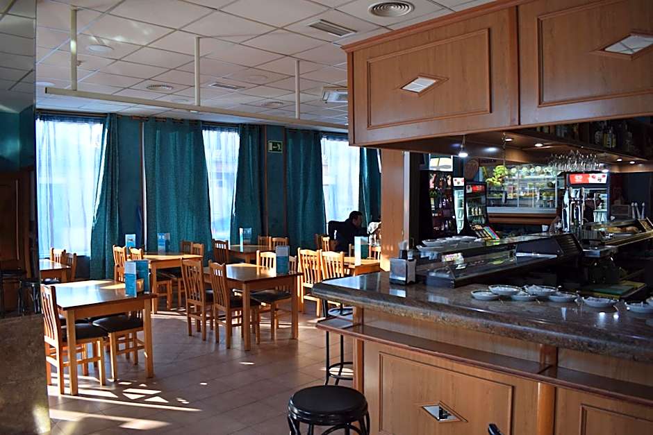 Hotel Los Leones, el más cercano a Warner