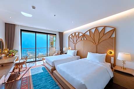 Deluxe Twin Mountain View with Hollywood Beds