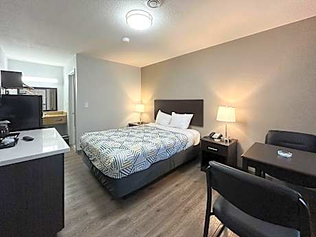 1 King Bed | Suite, Non-Smoking, Micfridge