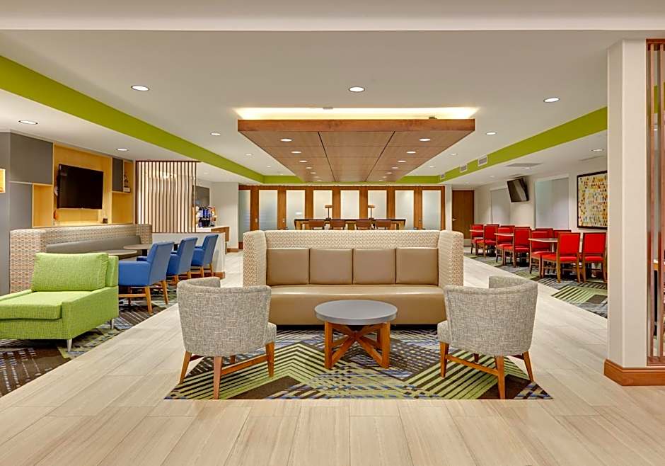 Holiday Inn Express & Suites Mitchell By IHG
