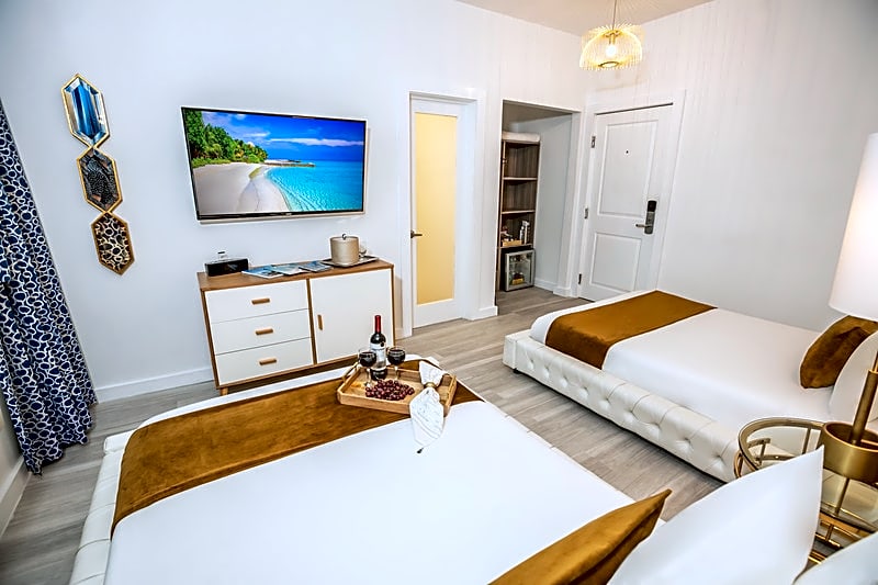 Catalina Hotel & Beach Club