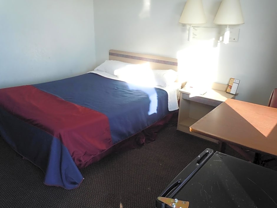 Travelodge by Wyndham Grand Rapids North