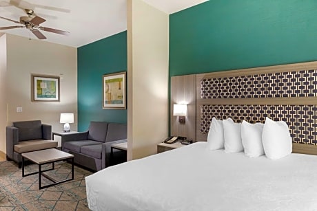 King Suite with Bath Tub - Disability Access
