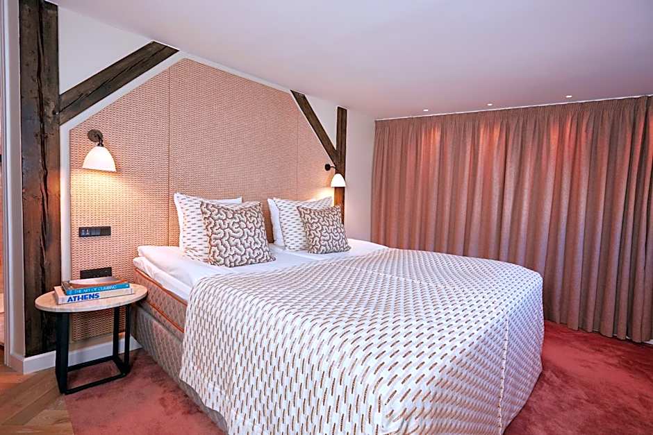 Ascot Hotel