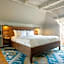 Oakhurst Inn at the University