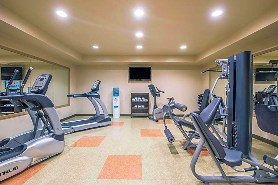 Clarion Hotel & Suites Williston