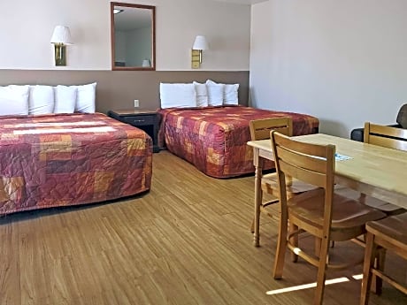 3 Queen Beds, Efficiency, Nonsmoking