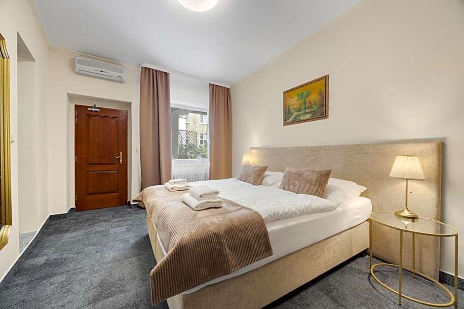 Hotel Reverie - Dependance, Check-in at Metropolitan Star