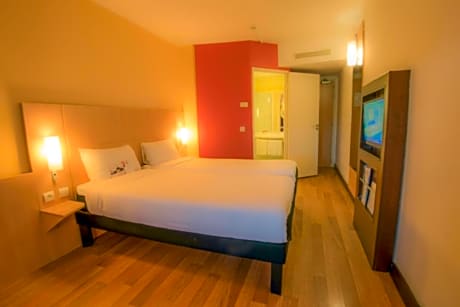 Standard Room With 2 Single Beds