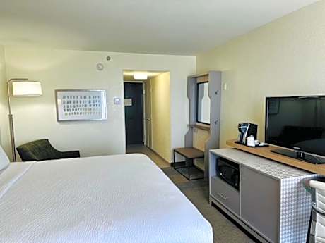 Premium King Room with Communications and Mobility Accessible Tub
