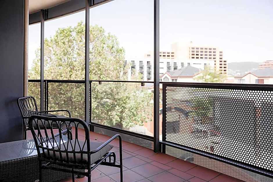 Inner-city 2 bedroom apartment - perfectly located