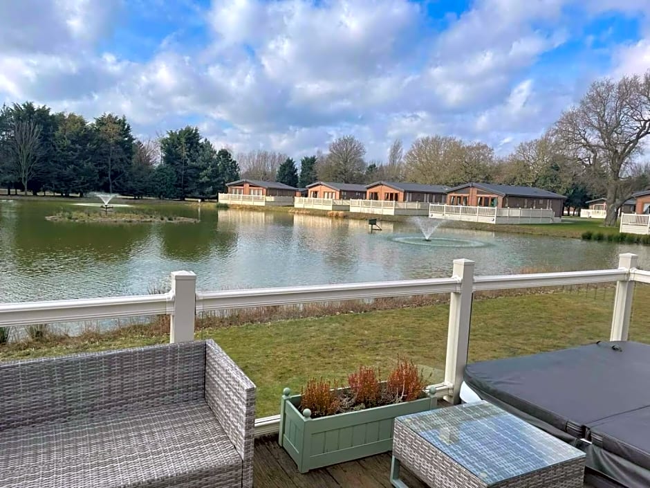 Lakeside Gem with Hot Tub