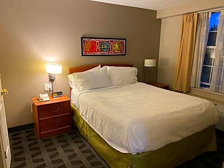 Queen Suite - Accessible/Non Smoking