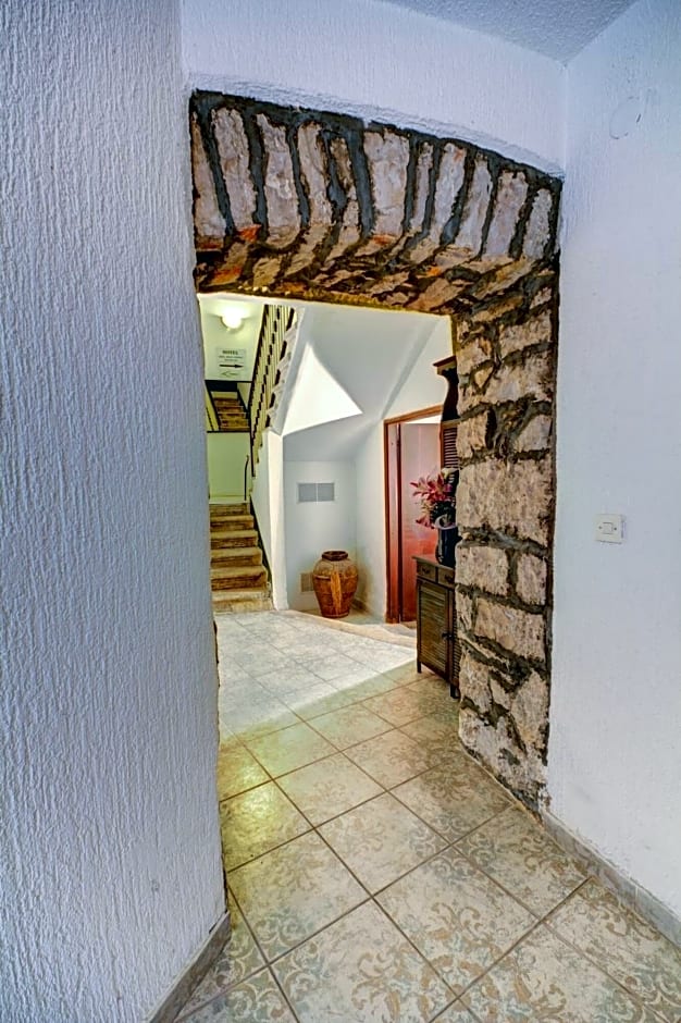 City point rooms & more