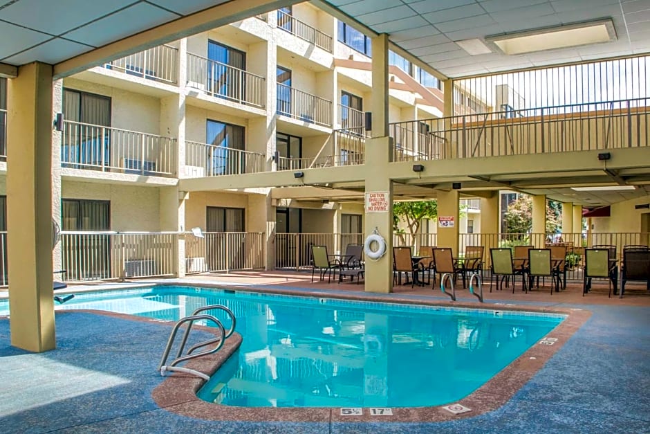 Clarion Hotel Broken Arrow - Tulsa