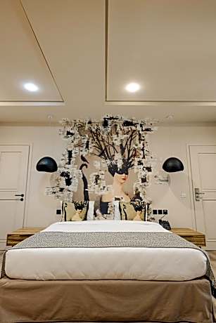 2 Bedroom Family Room with Pool View Terrace