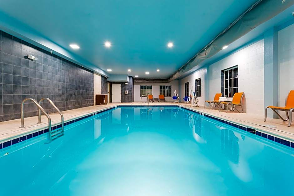 Holiday Inn Express and Suites - Petersburg - Fort Lee by IHG