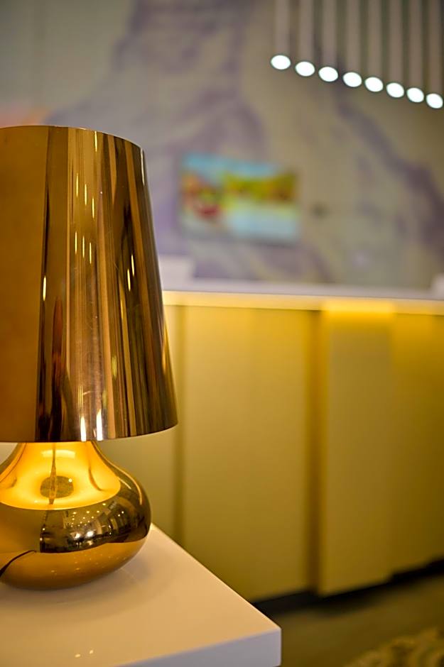 12 Revay Hotel