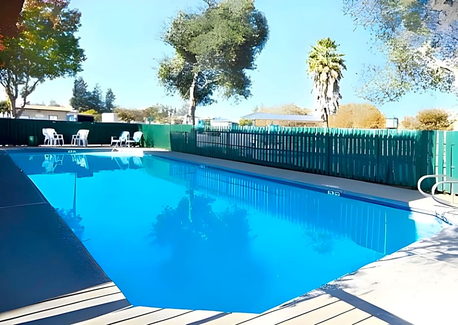 Days Inn by Wyndham Gilroy