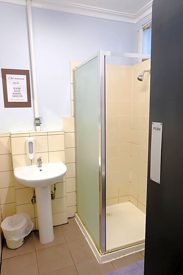 Pint On Punt Backpackers