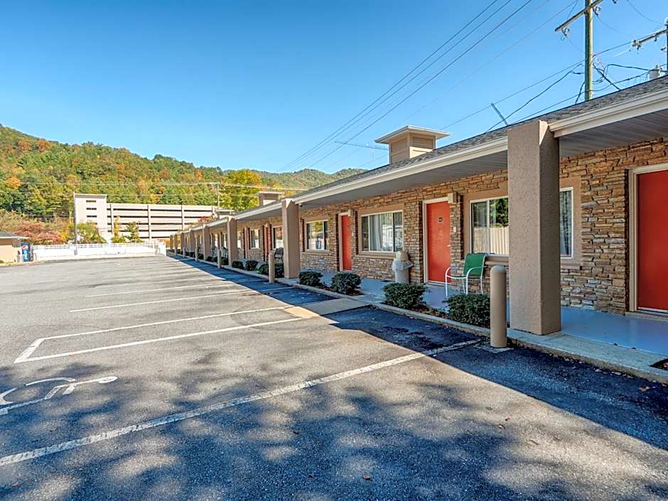 Cherokee Grand Hotel