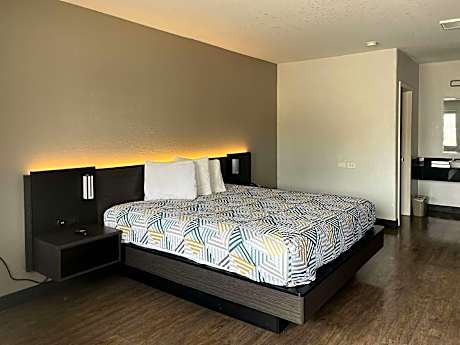 1 King Bed | Non-Smoking