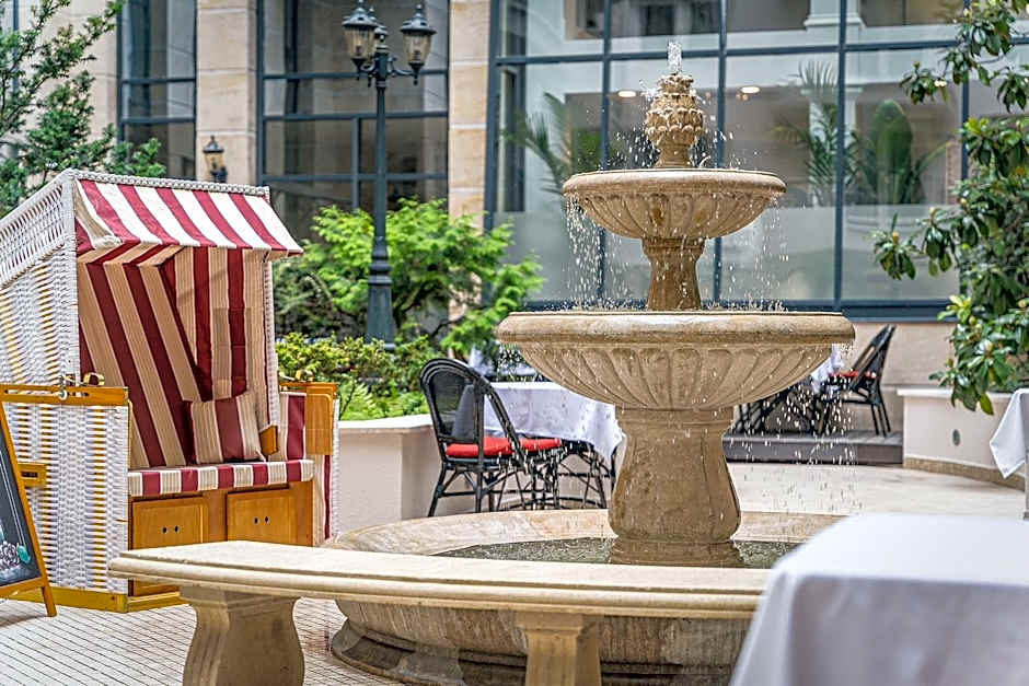 Queen'S Court Hotel & Residence