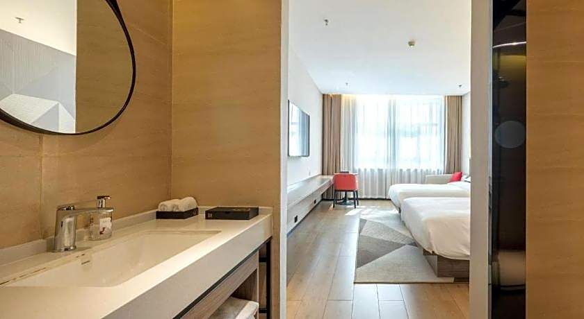 Borrman Hotel Korla Peacock River