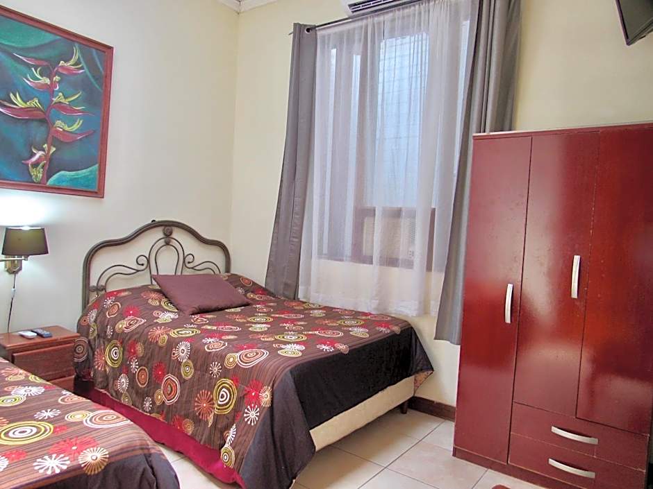 Hotel La Guaria Inn & Suites