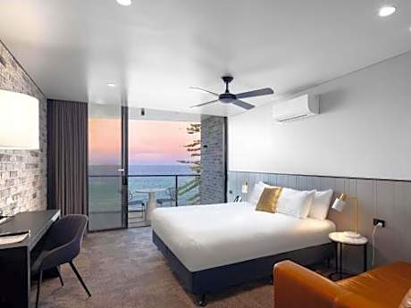 Deluxe King Room - Oceanfront