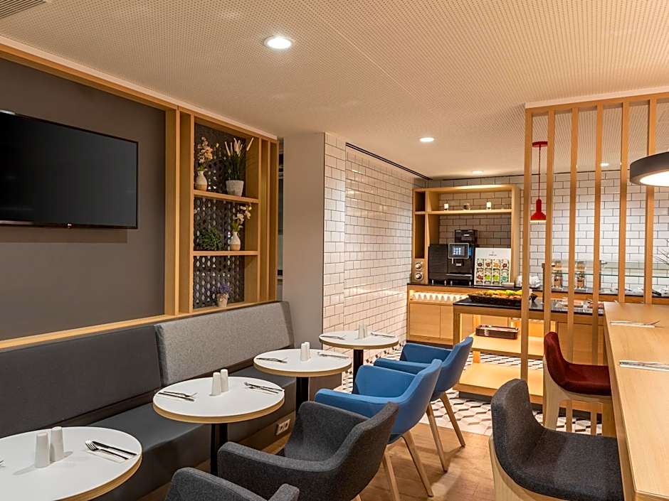 Holiday Inn Express - Hamburg South A7-AS42 By IHG