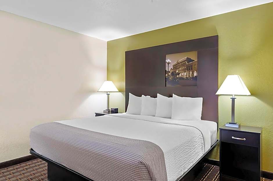 Super 8 by Wyndham La Crosse