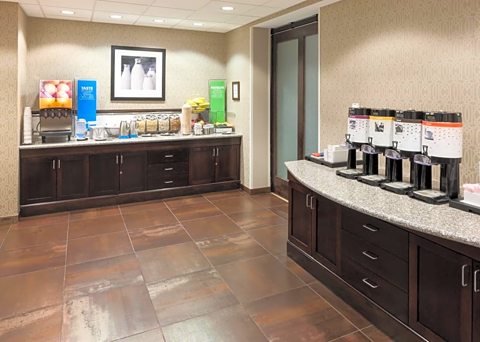 Hampton Inn & Suites Omaha-Downtown