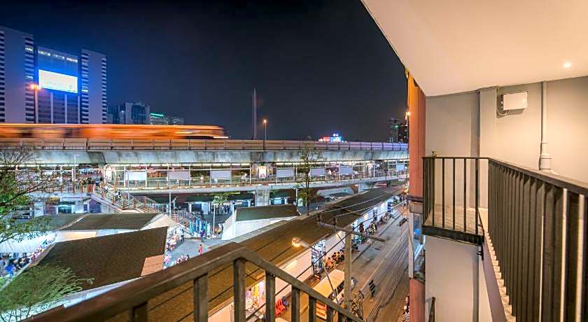 YELLO ROOMS Victory Monument