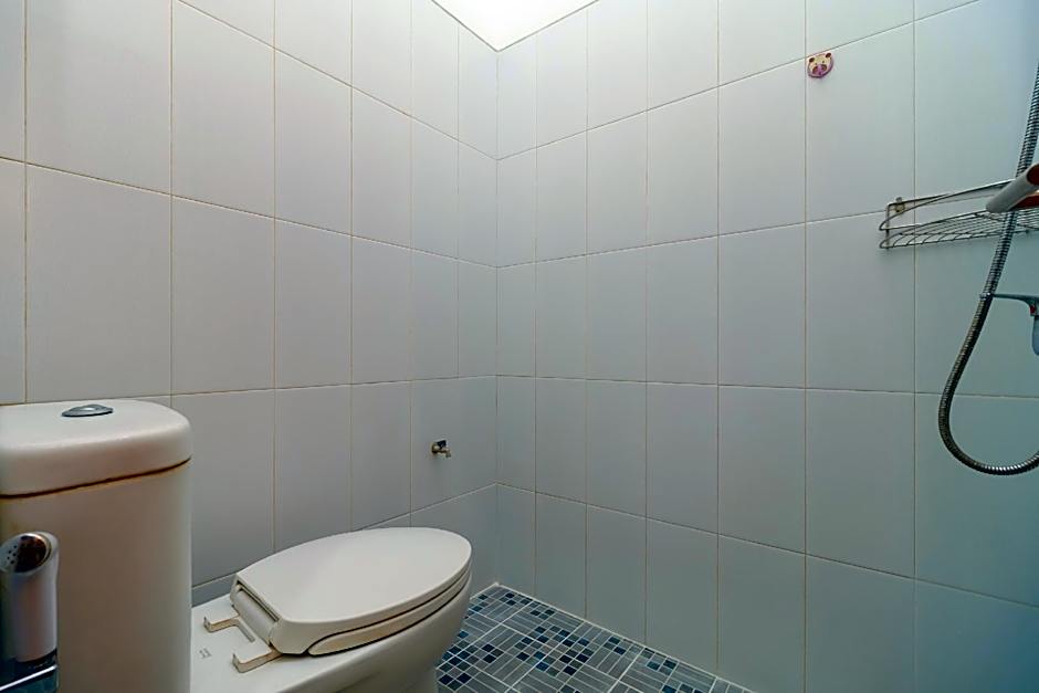 RedDoorz near Kejaksan Station Cirebon 2