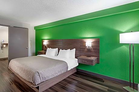 1 King Bed, Nonsmoking, Accessible