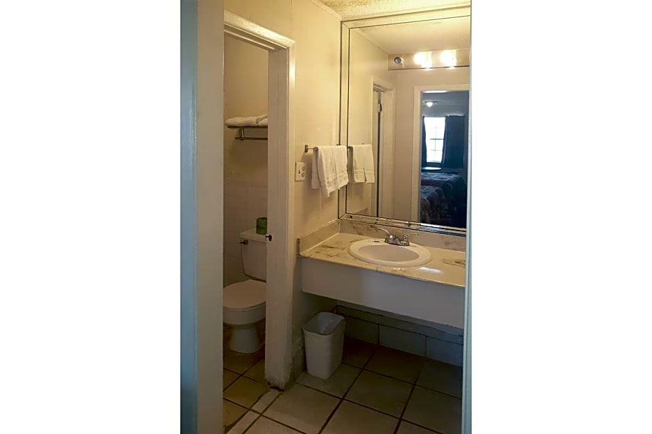Rest Inn - Extended Stay, I-40 Airport, Wedding & Event Center
