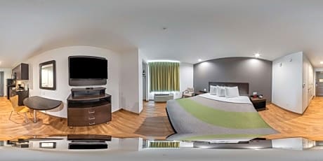 Deluxe King Room - Non-Smoking